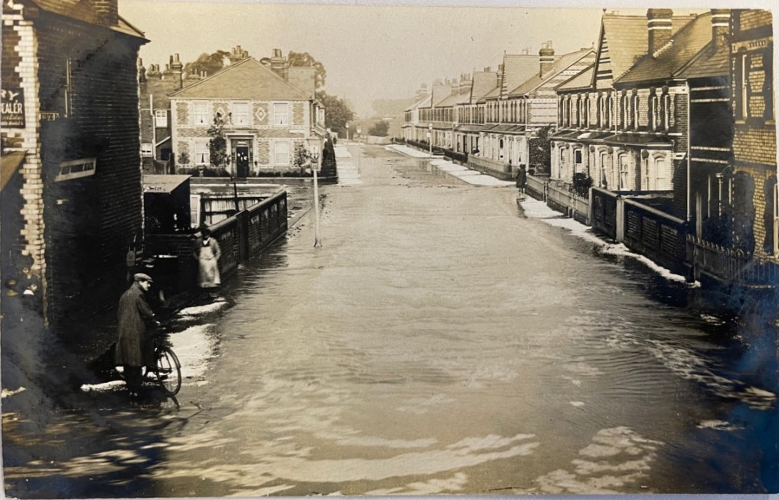 Image of Beresford Road, Reading in flood, 1910. Reference D/EX2417.