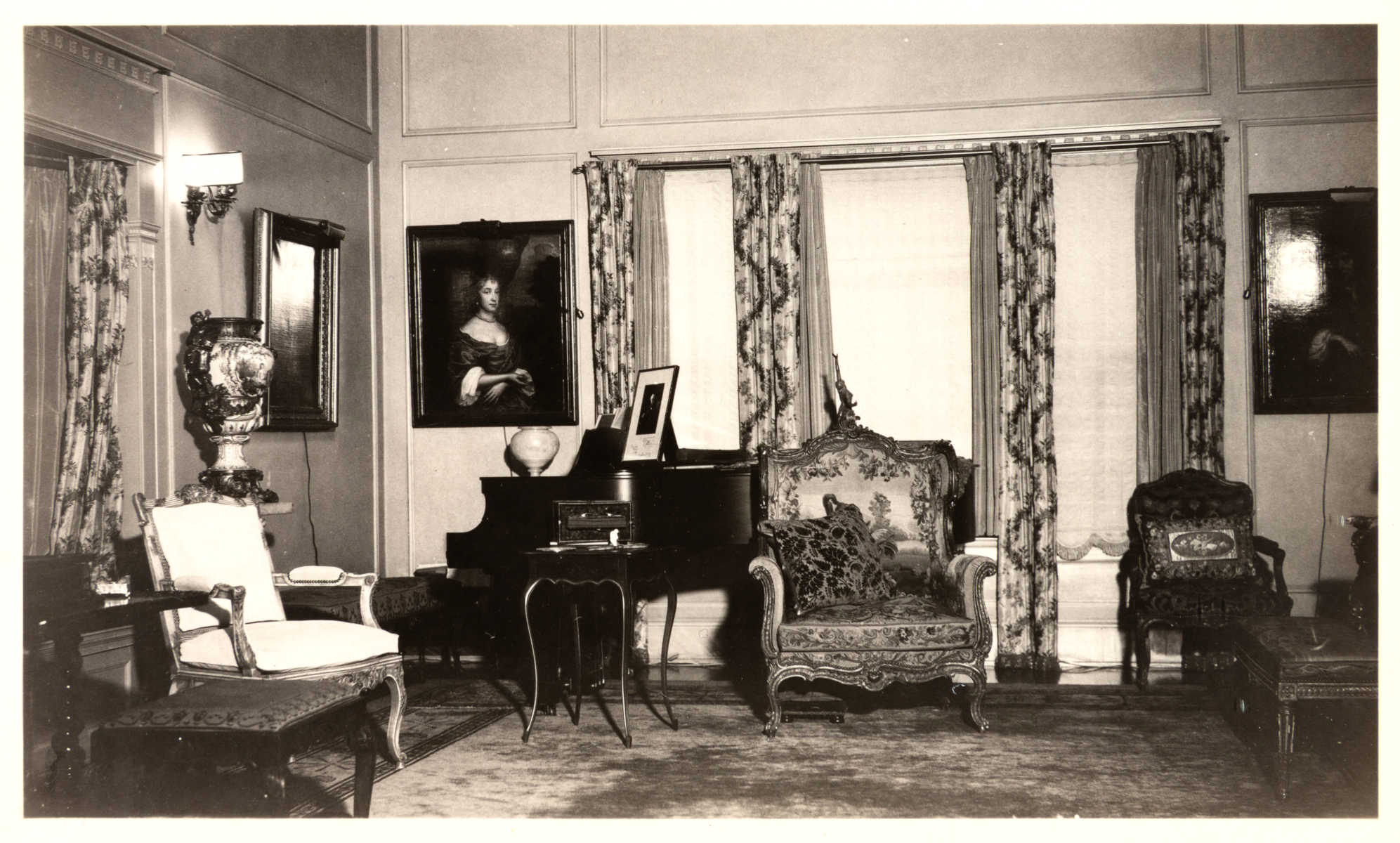 Room interior c. 1915-20 of The Oaks, Sunninghill reference D/EX2780/1/36